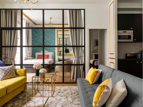 un salon avec un canapé et une table dans l'établissement Merveil - Luxury Suite - Louvre - Aboukir III, à Paris