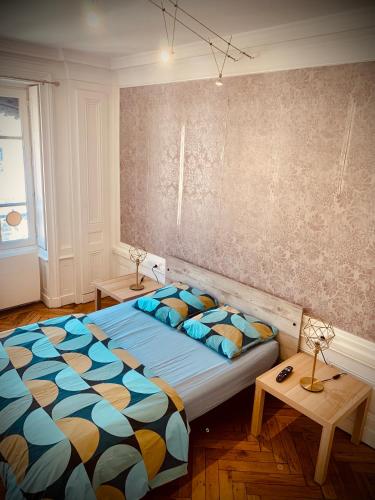 - une chambre avec un lit et 2 tables dans l'établissement D Centre ville de Lyon et visite à pied, à Lyon