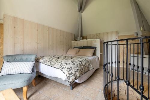 une petite chambre avec un lit et une chaise dans l'établissement Le Belvédère du Petit Manoir, à Vitrac