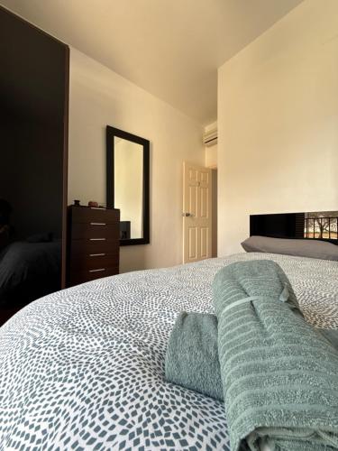 Ένα ή περισσότερα κρεβάτια σε δωμάτιο στο #1 HABITACIÓN DOBLE con baño compartido SEVILLA DELUXE LOS ROSALES