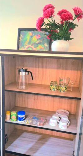 ジャランダールにある2 BHK Apartment, Jalandharの上に花の鉢が置かれた棚