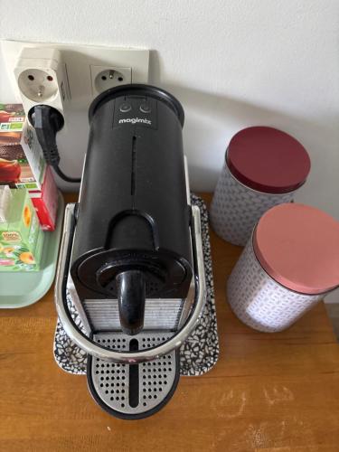 een zwarte blender bovenop een tafel bij Le bon coin in Bordeaux