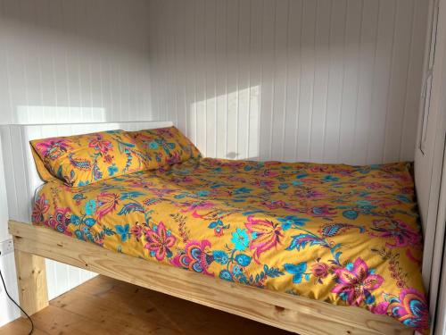 Katil atau katil-katil dalam bilik di Shepherds hut in 7 acre field