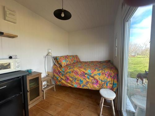 Dapur atau dapur kecil di Shepherds hut in 7 acre field