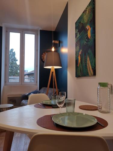 - un salon avec une table et une plaque de cuisson dans l'établissement T2- Idéalement situé, pour votre séjour à Valence!, à Valence