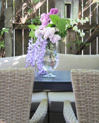 a vase of purple and white flowers on a table at Mary's Country House in Luncaviţa