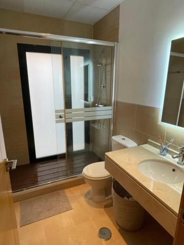 a bathroom with a shower and a toilet and a sink at El oasis Monaco - 3 chambres in Fuente-Álamo de Murcia