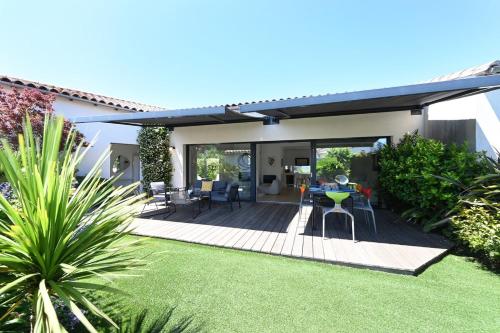 un patio avec une table et des chaises dans une cour dans l'établissement 480 Serenity - Relaxation & Spa, à La Flotte