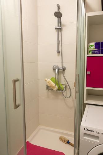 La salle de bains est pourvue d'une douche et d'un tapis rouge. dans l'établissement Chambre double sdt2, à Longjumeau