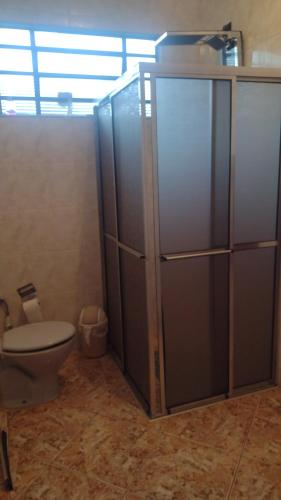 a bathroom with a toilet and a sink at Chácara Sérgio Água Bonita in Piracicaba