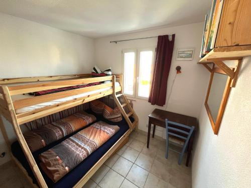Cette chambre dispose de lits superposés, d'une chaise et d'une fenêtre. dans l'établissement Mas de Perimont 28, à Fleury
