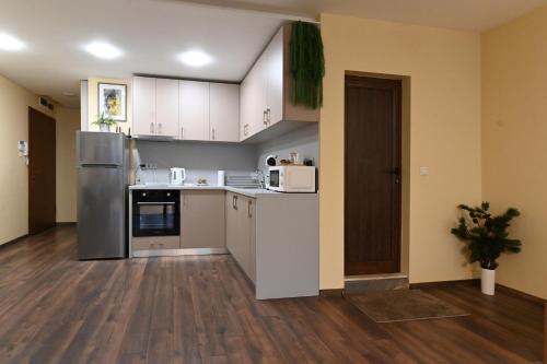 eine leere Küche mit weißen Schränken und Geräten in der Unterkunft Zlati`s house 2 in Sofia