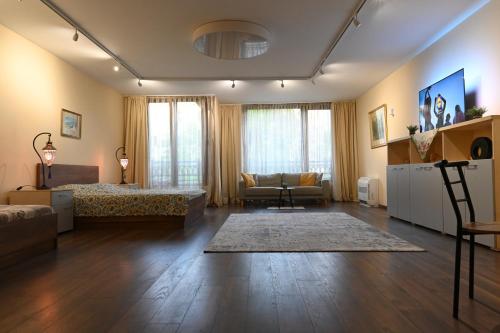 ein großes Wohnzimmer mit 2 Betten und einem Sofa in der Unterkunft Zlati`s house 2 in Sofia