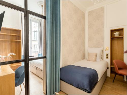 une chambre avec un lit et une fenêtre dans l'établissement Merveil - Luxury Suite -ChampsElysees-Florentin II, à Paris