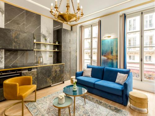 - un salon avec un canapé bleu et des fauteuils jaunes dans l'établissement Merveil - Luxury Suite -ChampsElysees-Florentin II, à Paris
