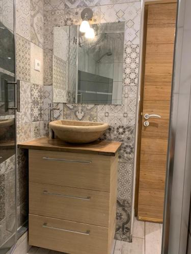 une salle de bain avec un lavabo et un miroir dans l'établissement T2 Poulen, climatise vue mer , parking inclus NON FUMEUR, à La Ciotat
