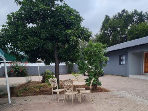 Un jardín fuera de Shabi's Guest Lodge