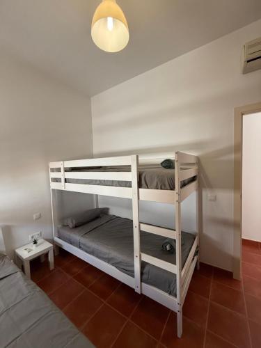 Postel nebo postele na pokoji v ubytování Habitación Triple con baño compartido SEVILLA DELUXE LOS ROSALES