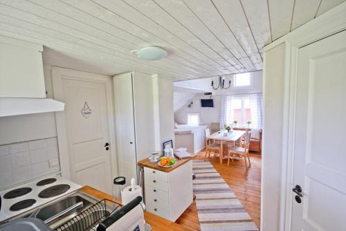 een keuken met een fornuis en een tafel in een kamer bij Broby Bed & Breakfast in Nyköping