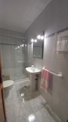 un bagno con lavandino, doccia e WC di Uviya 2 a Famara