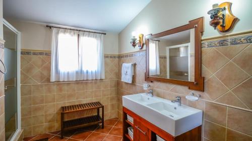 ein Badezimmer mit Waschbecken und Spiegel in der Unterkunft Casa Senorio del Olivar Mijas by Ruralidays in Mijas