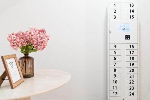 a calendar with a vase of flowers on a table at Hotel Casa Jazmin in Granada