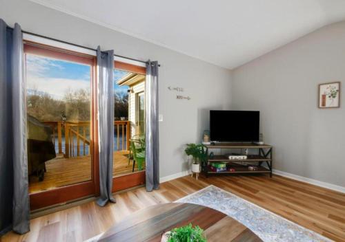 TV/Unterhaltungsangebot in der Unterkunft Natures Retreat Renovated with Quiet Pond Views