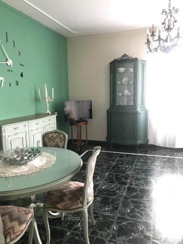 a dining room with a table and chairs and a tv at Nina Camera matrimoniale in Appartamento in Moncalieri