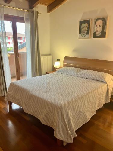 a bedroom with a bed and a window at Casa Davide in Castelnuovo del Garda