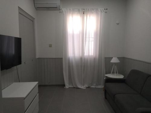 un salon avec un canapé et une fenêtre dans l'établissement Studio avec canapé-lit, à Banyuls-sur-Mer