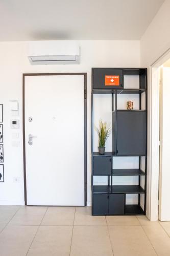 an open door in a room with a white door at Le Ninfee in Zola Predosa