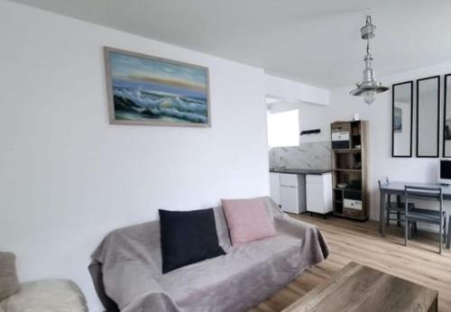 un salon avec un canapé et une table dans l'établissement Golden Lion Studio, Beach, Hikes and Guaranteed Rest, à Saint-Michel-en-Grève