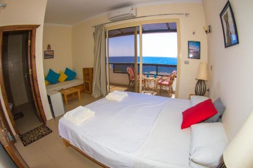 ein Schlafzimmer mit Bett und Blick auf das Meer in der Unterkunft Dahab Eternal Sea Horizon in Saint. Catherine