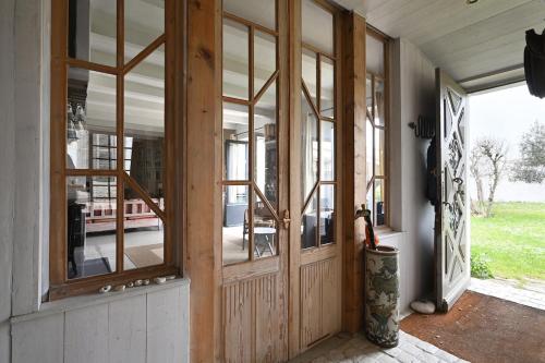 Photo de la galerie de l'établissement 750 Puits Charraud Maison familiale, jardin, piscine, à La Flotte