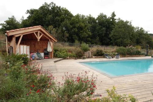 - une piscine avec un kiosque à côté dans l'établissement Gite rural de Bergnes à l'ombre des grands pins, à Campagne-sur-Aude
