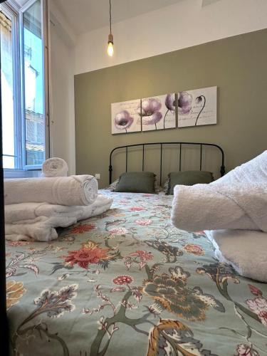 une chambre avec un lit avec une couverture dessus dans l'établissement nice-flat-nice, à Nice