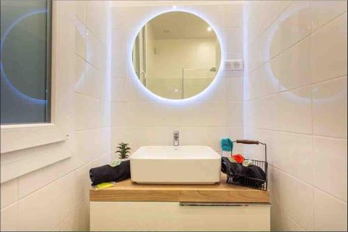 une salle de bain avec un lavabo et un miroir dans l'établissement nice-flat-nice, à Nice