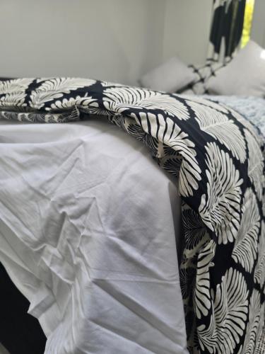 Ένα ή περισσότερα κρεβάτια σε δωμάτιο στο Treetops Studio Apartment