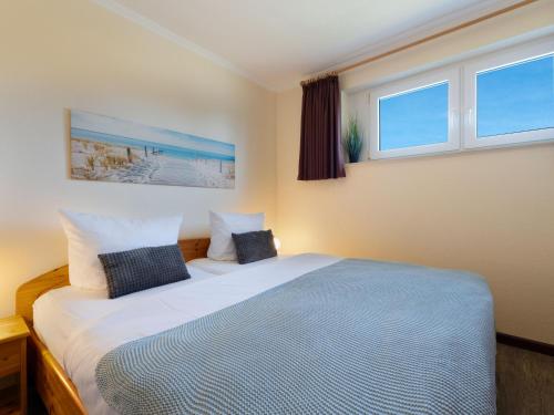 Un dormitorio con una cama grande con dos almohadas. en Ferienwohnung Einfach Urlaub Nr 2, en Maasholm