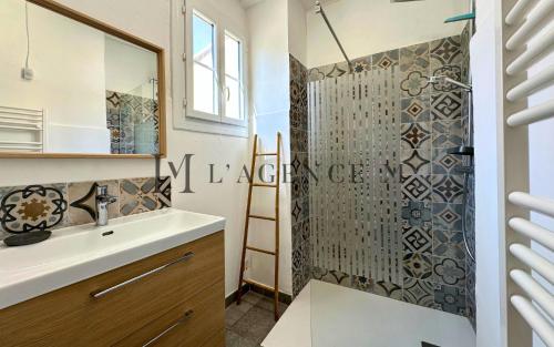 une salle de bain avec un lavabo et une douche dans l'établissement Appartement Mercatu au coeur de Calvi, à Calvi