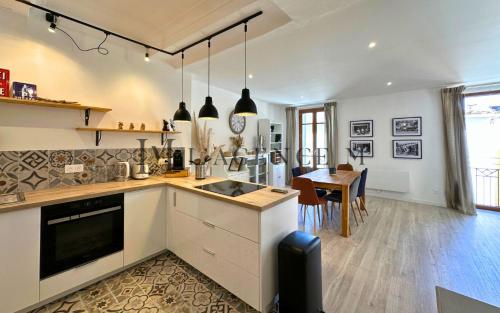 Il comprend une cuisine et une salle à manger avec une table à manger. dans l'établissement Appartement Mercatu au coeur de Calvi, à Calvi