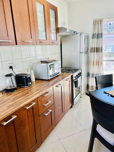 Η κουζίνα ή μικρή κουζίνα στο Island Breeze PH