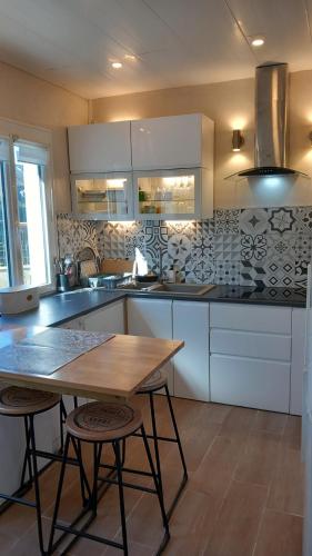 - une cuisine avec une table en bois et un comptoir dans l'établissement Nouveau entre Deauville et Honfleur Le Clos Fleuri, à Saint-Gatien-des-Bois