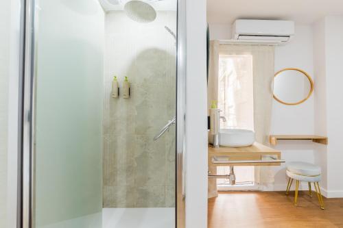 a shower with a glass door in a bathroom at Hotel Casa Jazmin in Granada