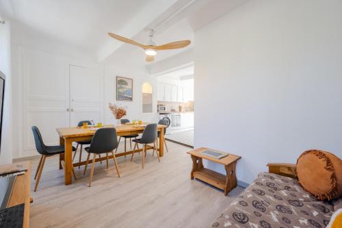 une salle à manger et un salon avec une table et des chaises dans l'établissement Le Parpaioun - 3min a pied du Château, à Entrecasteaux