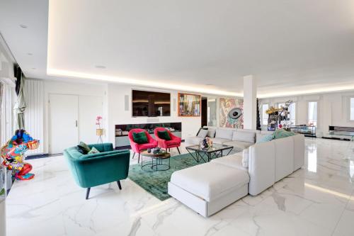 - un salon avec des meubles blancs et des chaises rouges dans l'établissement Luxury 406m2 Apartment for 8 with 3 Balconies, à Puteaux
