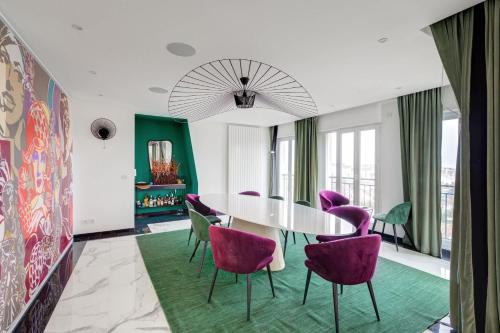 une salle à manger avec une table et des chaises violettes dans l'établissement Luxury 406m2 Apartment for 8 with 3 Balconies, à Puteaux