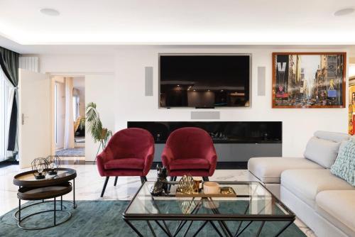 - un salon avec un canapé et deux fauteuils rouges dans l'établissement Luxury 406m2 Apartment for 8 with 3 Balconies, à Puteaux