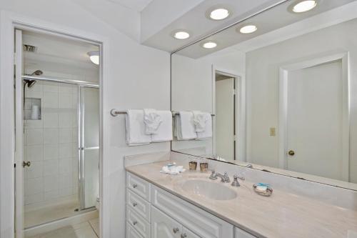 フォートマイヤーズビーチにあるPelican Watch #602 by Sun Palaceの洗面台と大きな鏡のあるバスルーム