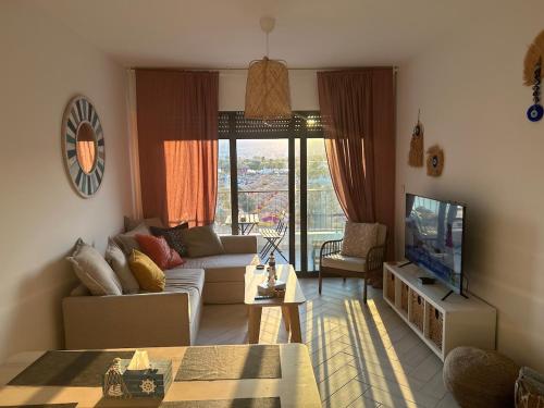Μια τηλεόραση ή/και κέντρο ψυχαγωγίας στο Ayla Beach Apartment Azure 1522 Families only